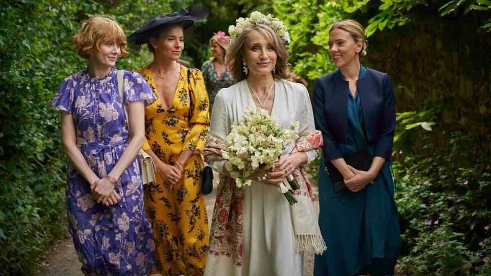 Каждая из трех сестер (Скарлетт Йоханссон, Сиенна Миллер, Эмили Бичем) приезжает на свадьбу матери (Скотт Томас) с грузом собственных проблем.📷Фото: Arna Media
