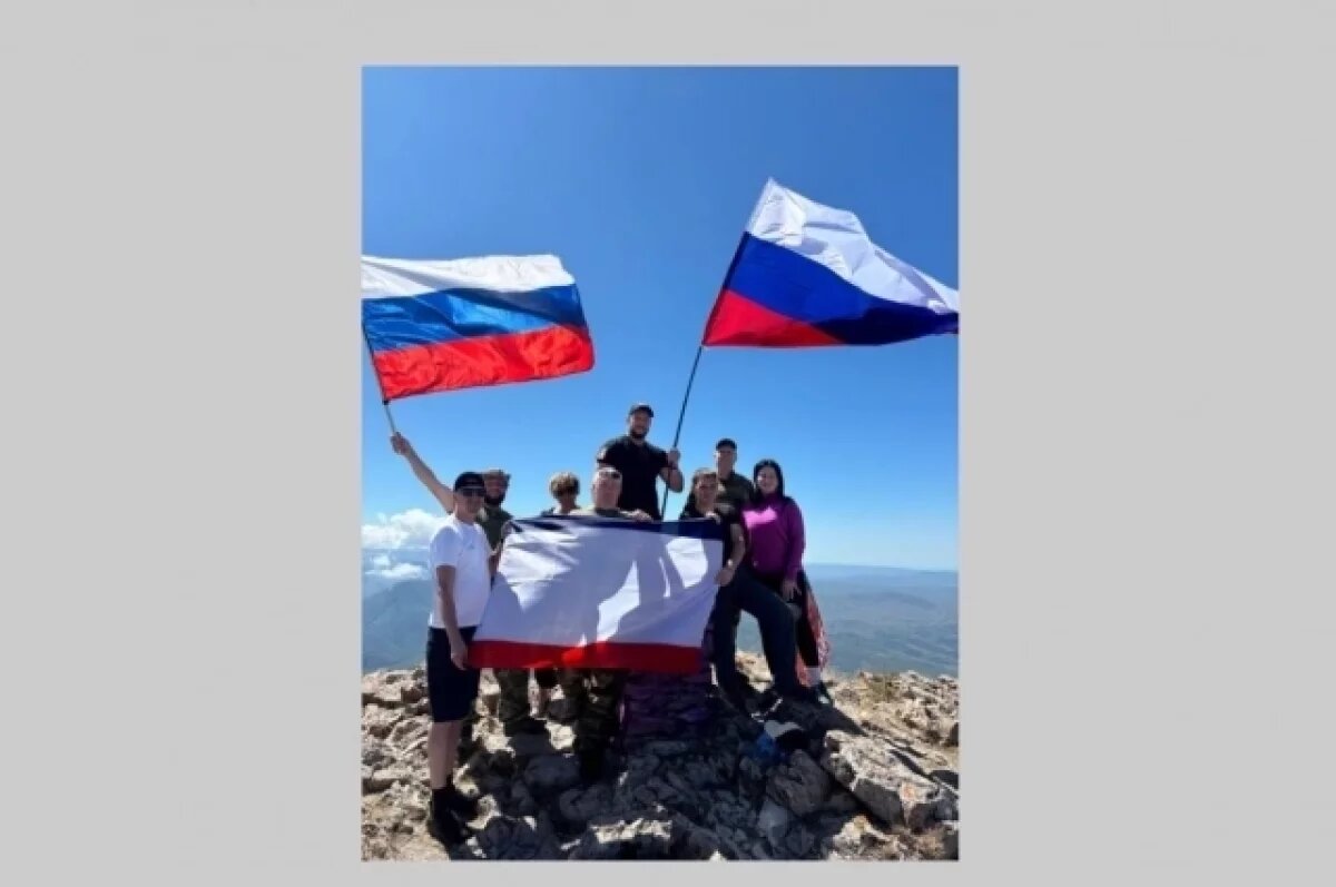    Крымские медики развернули флаг России на одной из вершин Чатыр-Дага