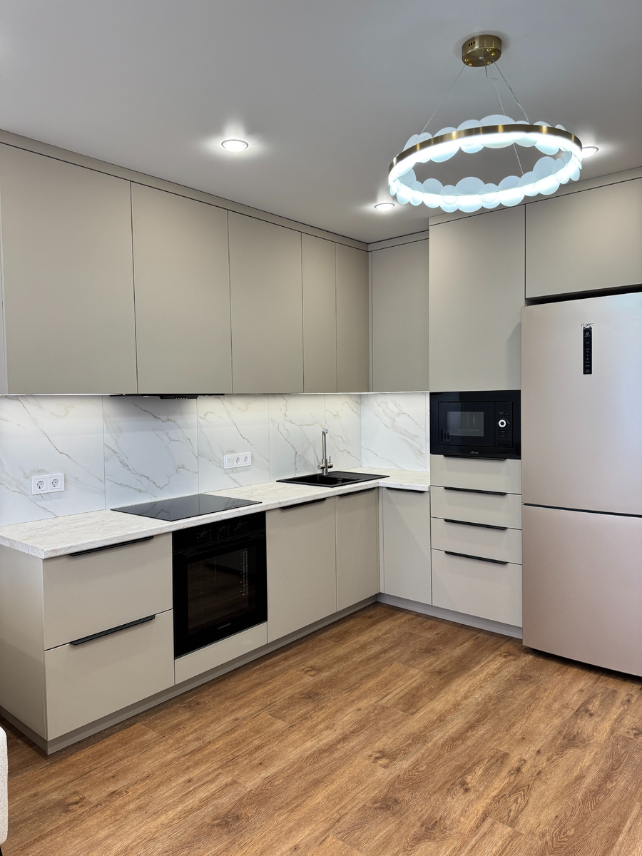 Светлая кухня-гостиная с большим окном