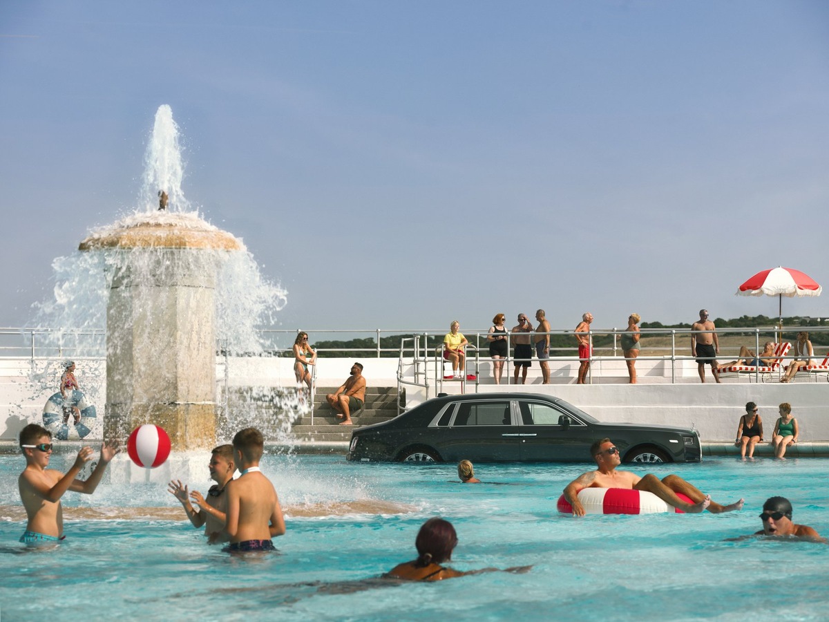    В городском бассейне оказался установленный на платформу роскошный седан