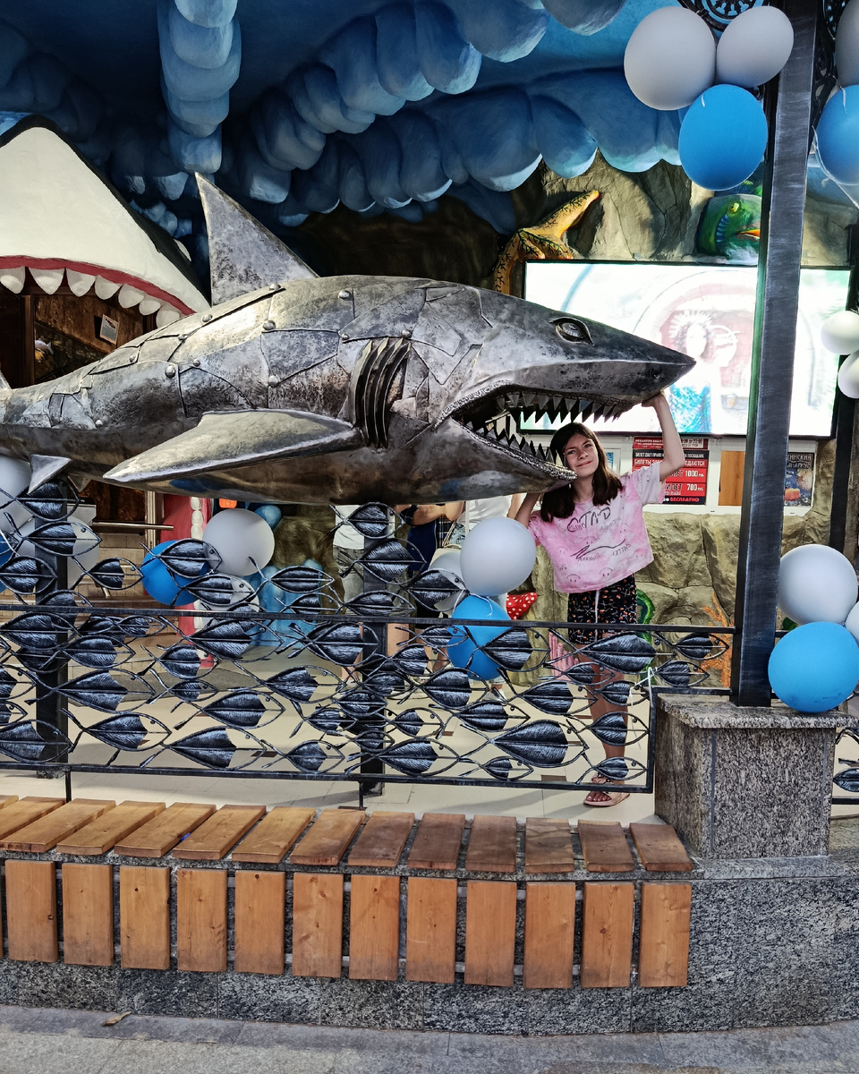 Вход в ялтинский океанариум и моя юная любительница животных