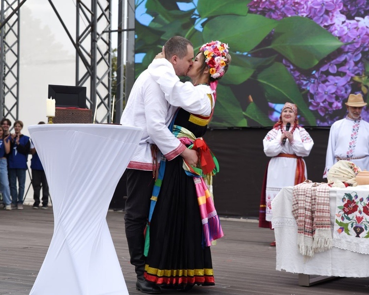     В Курске на Полугоре состоялся «Свадебный вернисаж»