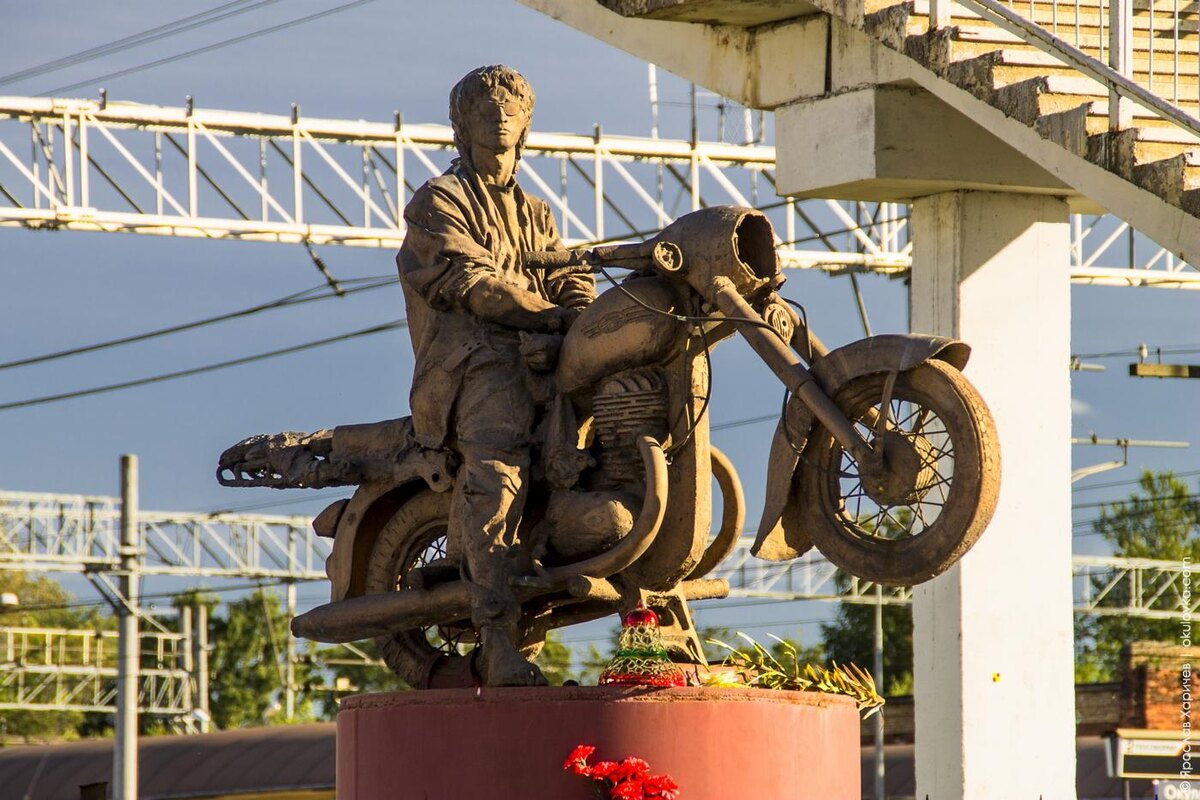 Памятник в Окуловке