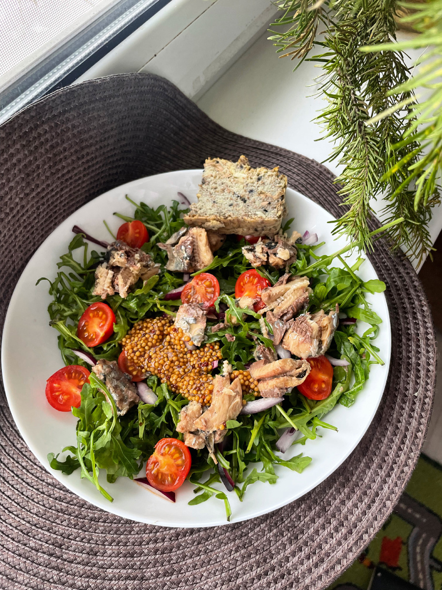 Пример противовоспалительного ужина: руккола, красный лук, томаты, скумбрия, зернистая горчица 
