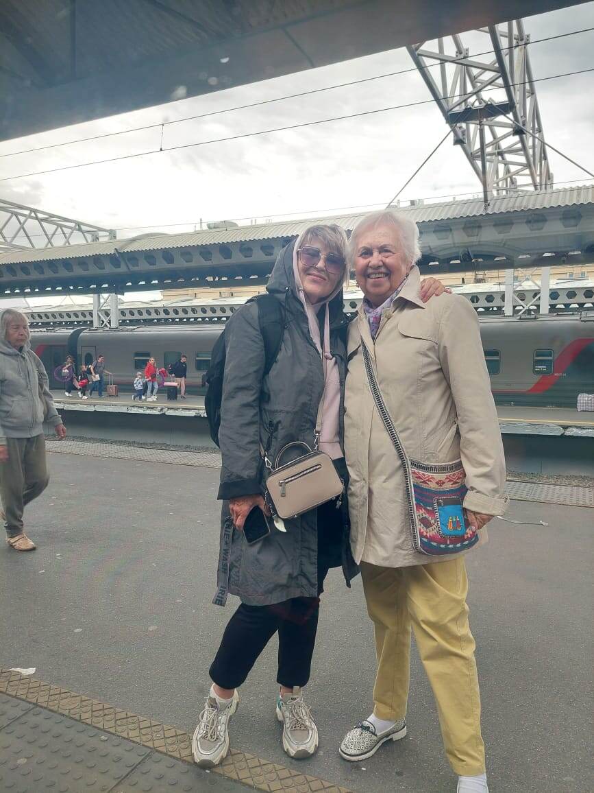 Провожающие за окном