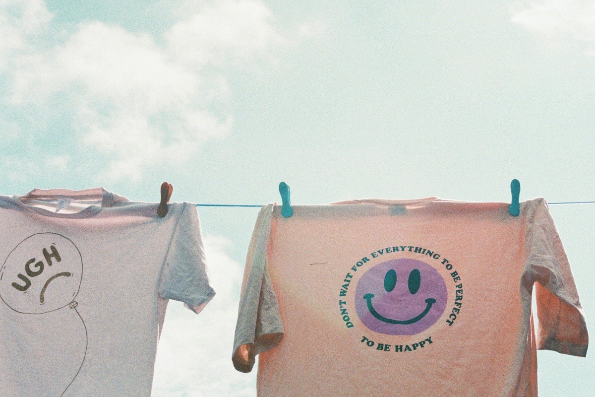     Футболка будет как новая: 5 лайфхаков по восстановлению формы растянутого воротника