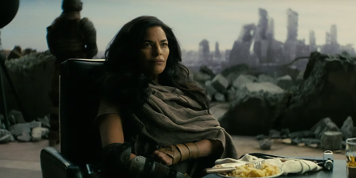 Сарита Чоудхури в образе Ли Молдейвер, лидера рейдеров Калифорнии. Кадры сериала