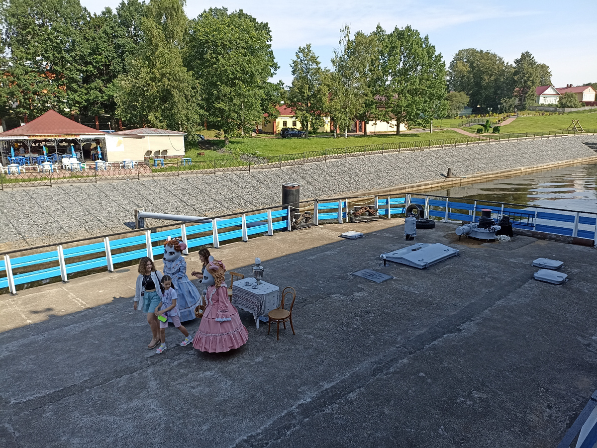 Дети с ними фотографируются 