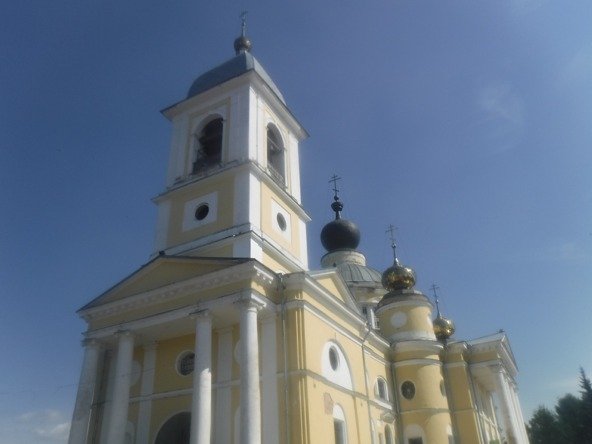 Учпенский собор с колокольней. Внутри много фресок. 