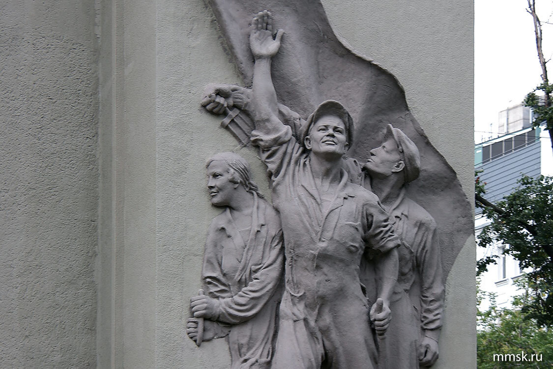 Правый горельеф на здании тяговой подстанции Т-3 на Большой Никитской улице. Автор Антон Лавинский, середина 1930-х. По поводу скульптуры ходили разные инсинуации. В частности, говорили, что изображены Маяковский и Брики.