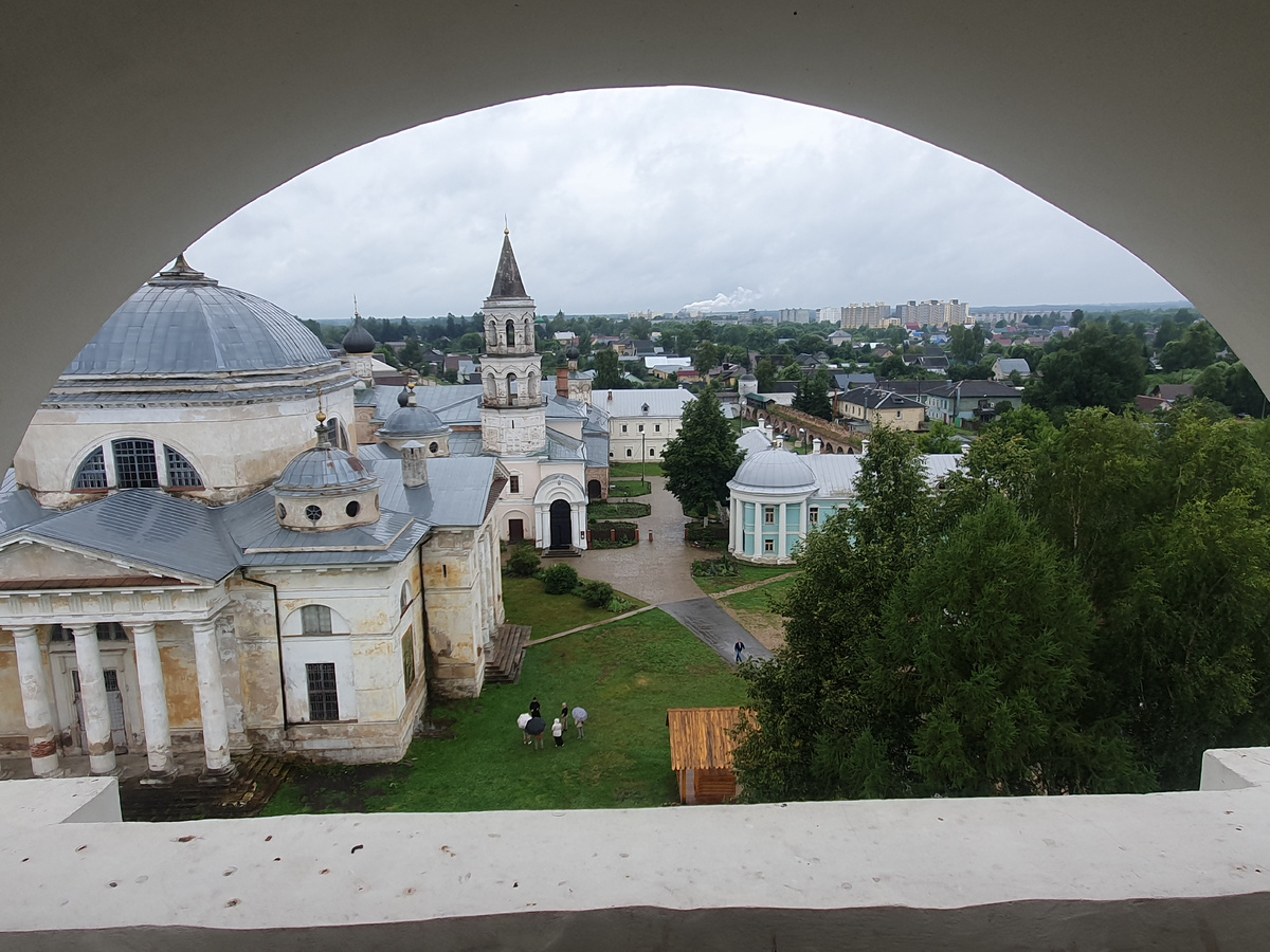 Вид на монастырь со смотровой площадки