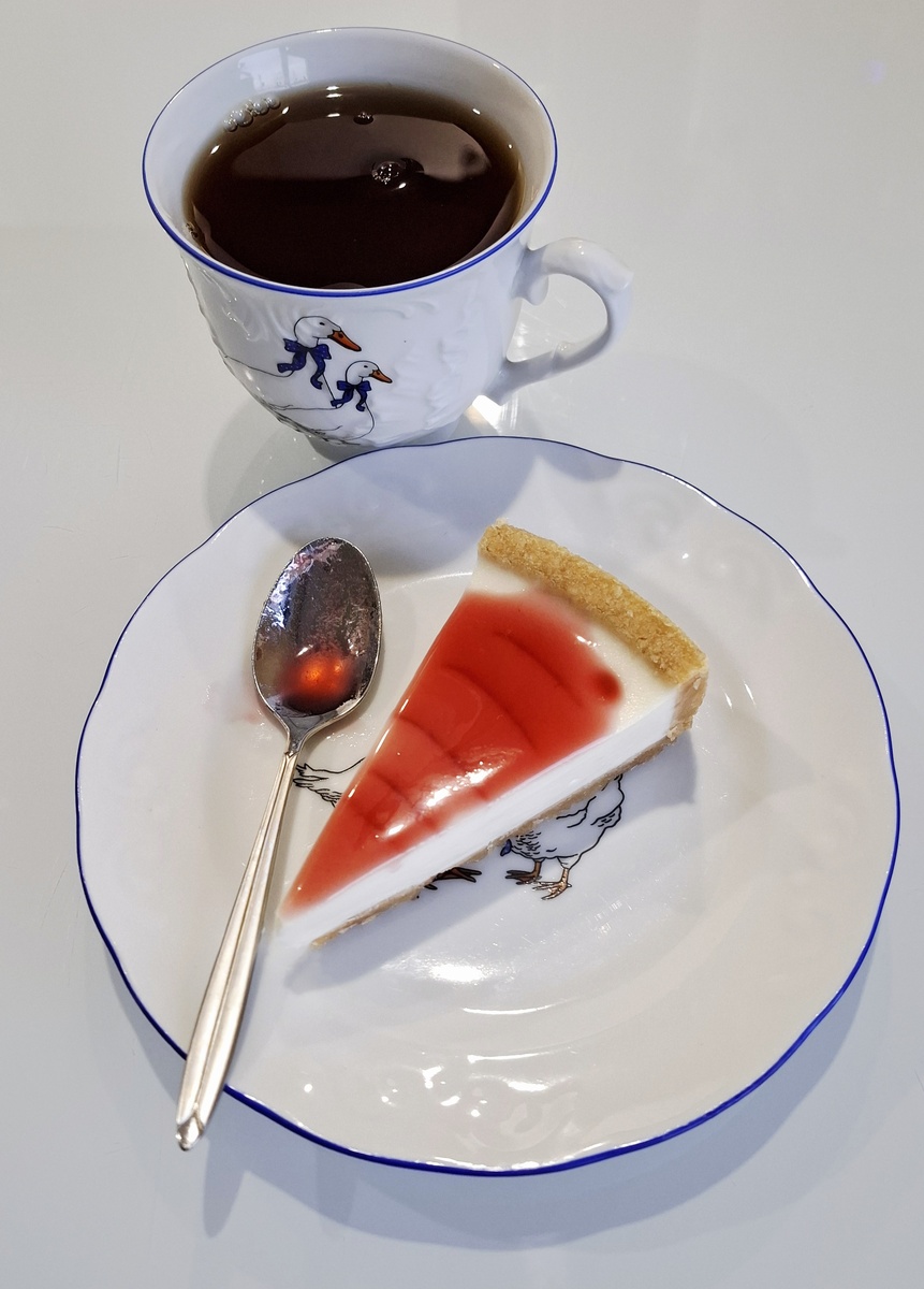 Чизкейк с малиновым соком и чёрный чай 