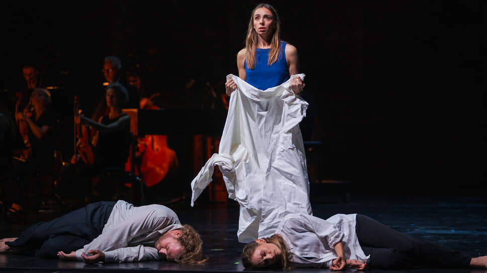 В новой трактовке «Заиды» юная Персада (Леа Десандр, стоит) ищет погибших родителей (Юлиан Прегардьен, Сабин Девьей).📷Фото: SF / Marco Borrelli