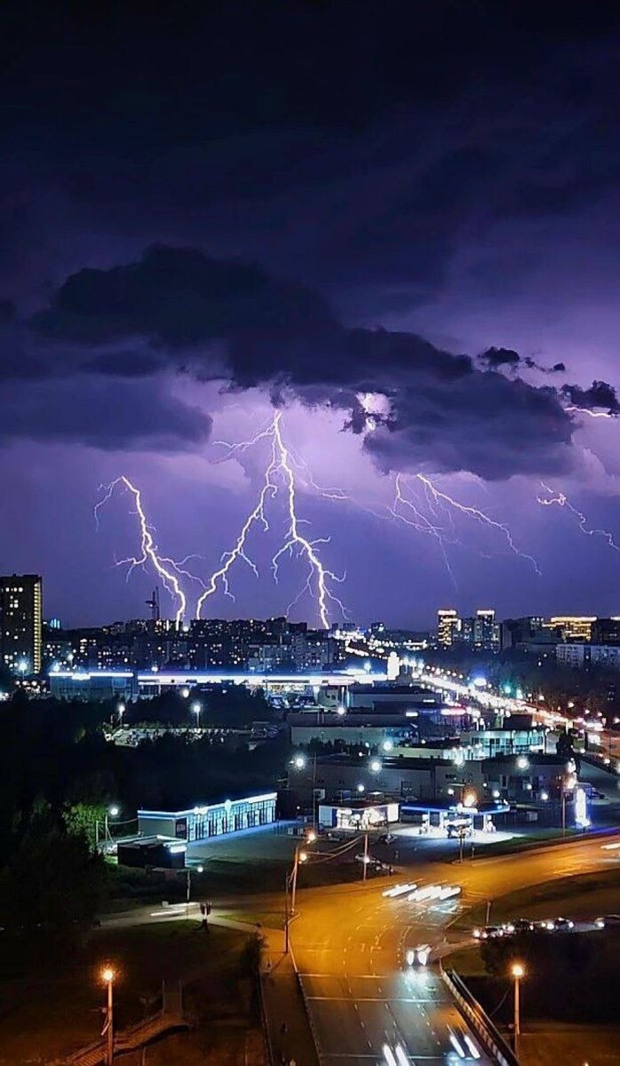    Молния в Барнауле. Источник: Barnaul 22