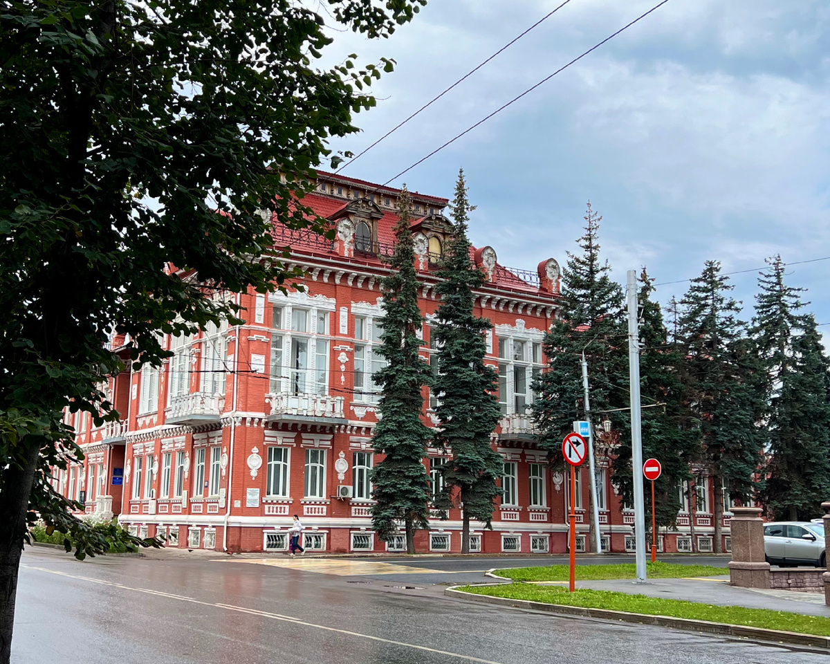 Здание Земской управы. Здание возведено подрядчиком Ситниковым по проекту архитектора Уваркина и инженера Корсака в 1914 году. После революции в здании разместился Дом политпросвещения, затем Дом труда. Сейчас в нем находится Управление социального обеспечения. Фото автора.