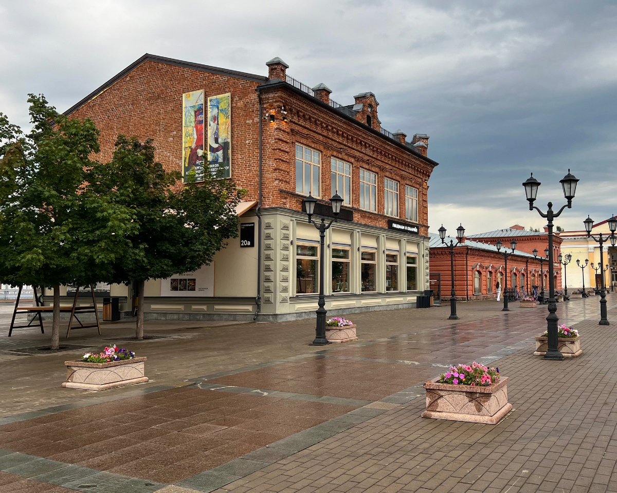 Торговые ряды Баязитова. Здание принадлежало известным в городе меценатам и купцам братьям Хисамутдину и Калимулле Баязитовым. Оно было возведено в 1906 году. В своем торговом доме Баязитовы продавали кашемир, ситец, шелк и другие ткани, а также сопутствующие товары. Фото автора.