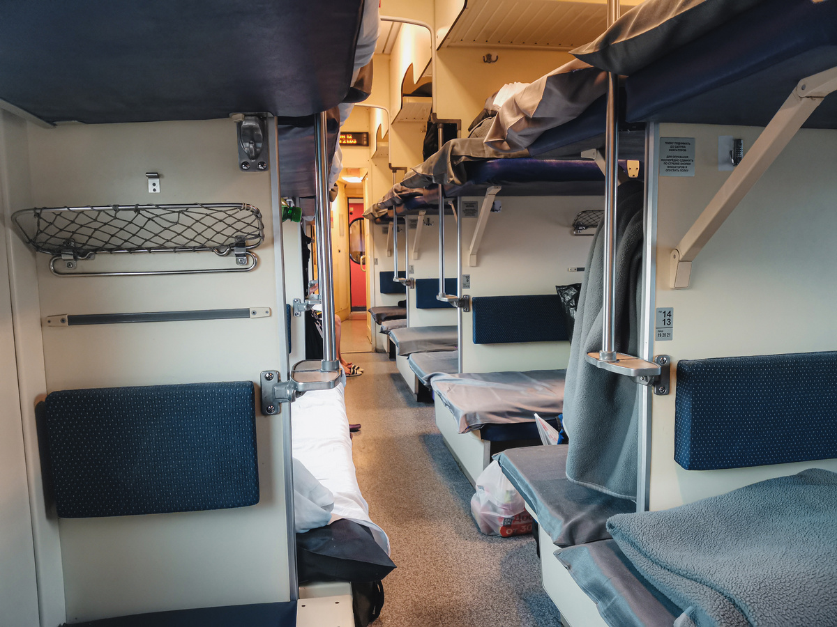 В Москве поезд был почти полностью забит пассажирами, но пока мы подъехали к Мурманской области, вагоны уже стали полупустыми