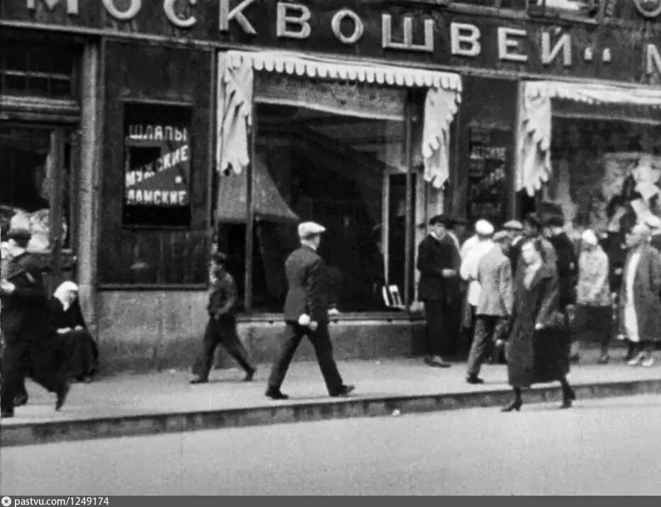 Магазин "Москвошвей", СССР 1932 год. фото из rg.ru