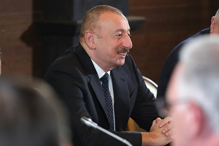    После обострения отношений между Москвой и Баку в конце июля Марков ездил на медиафорум в азербайджанский город Шуша. Во время беседы с журналистами он назвал президента Азербайджана Ильхама Алиева «блестящим интеллектуалом» и лидером.   
Фото: © Kremlin Pool / Global Look Press / www.globallookpress.com