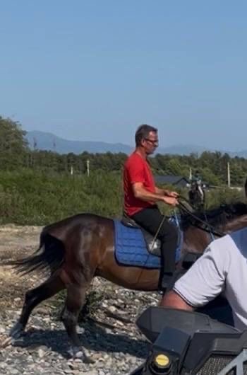 Группа поддержки, аж  на лошади прискакал, этот самый крикливый был 