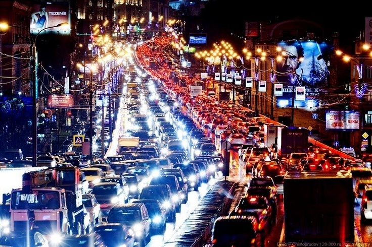 "Пусть глаза мои молчат,
Молча смотрят на луну."(с) Фото: Pinterest / Real Moscow