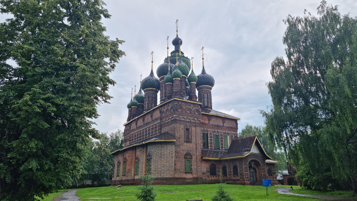 Наконец-то добрался! Церковь Иоанна Предтечи — та самая, с 1000 рублей.
