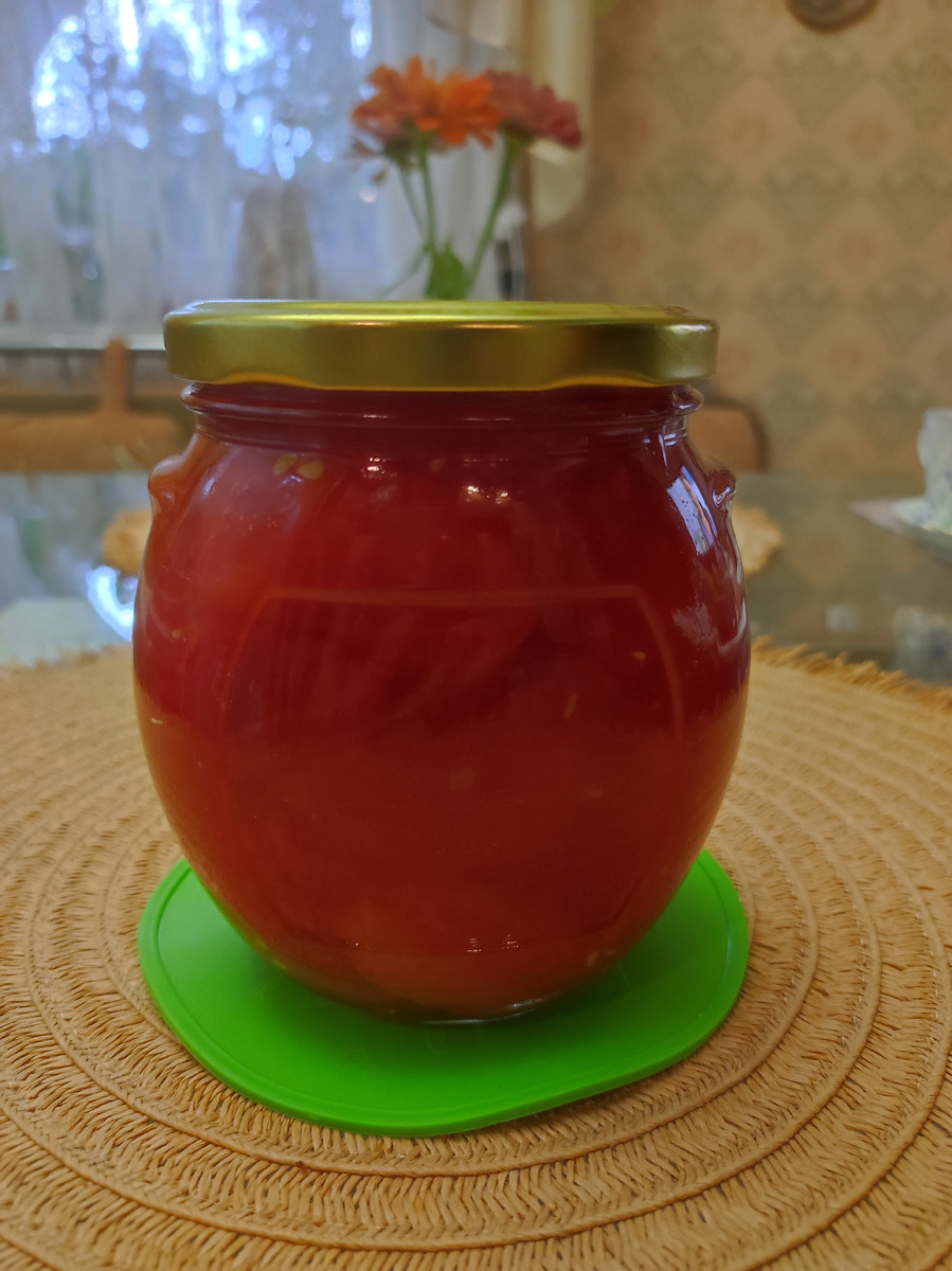 Все помидорки внутри банки цельные