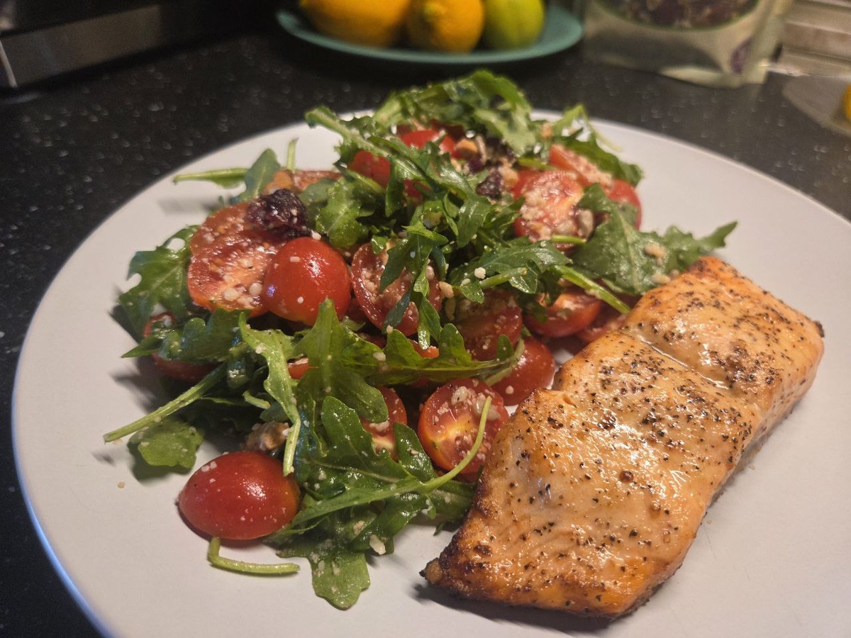 Лосось в аэрогриле с овощным салатом