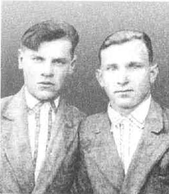 Алеша Шумавцов (слева) с товарищем 