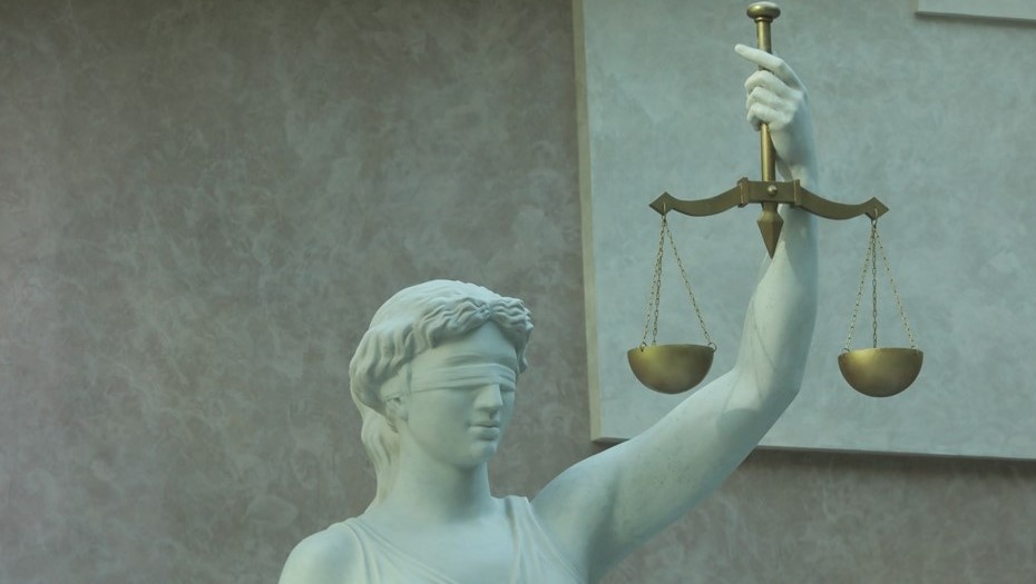    Статуя богини Фемиды в суде. Автор фото: Сергей Коньков/ДП