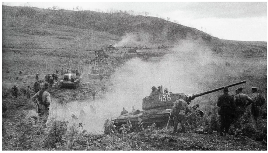 Танковые войска 1-го Дальневосточного фронта переходят границу Маньчжурии. Из открытых источников