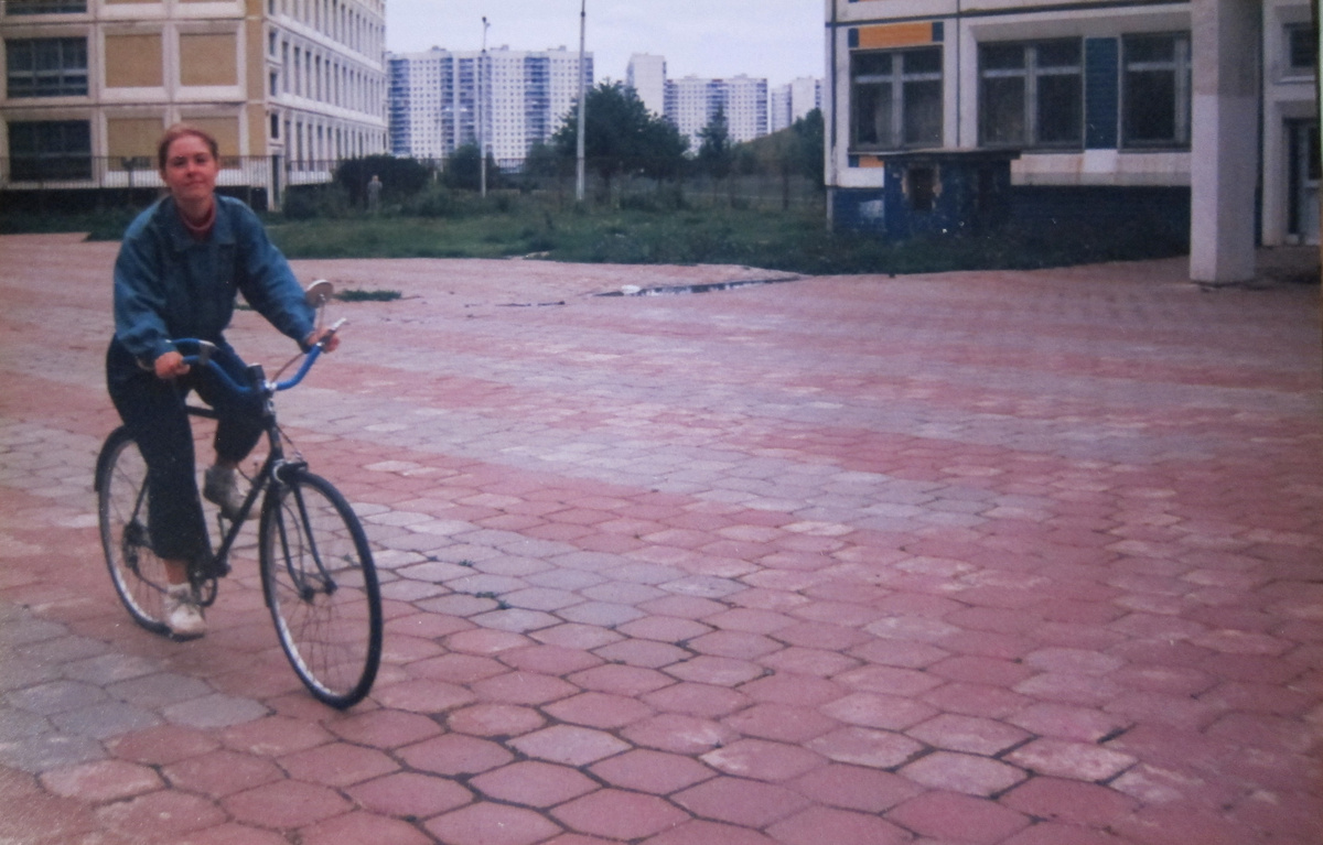 На фото я, справа - часть здания моей школы, слева - фрагмент здания соседней школы