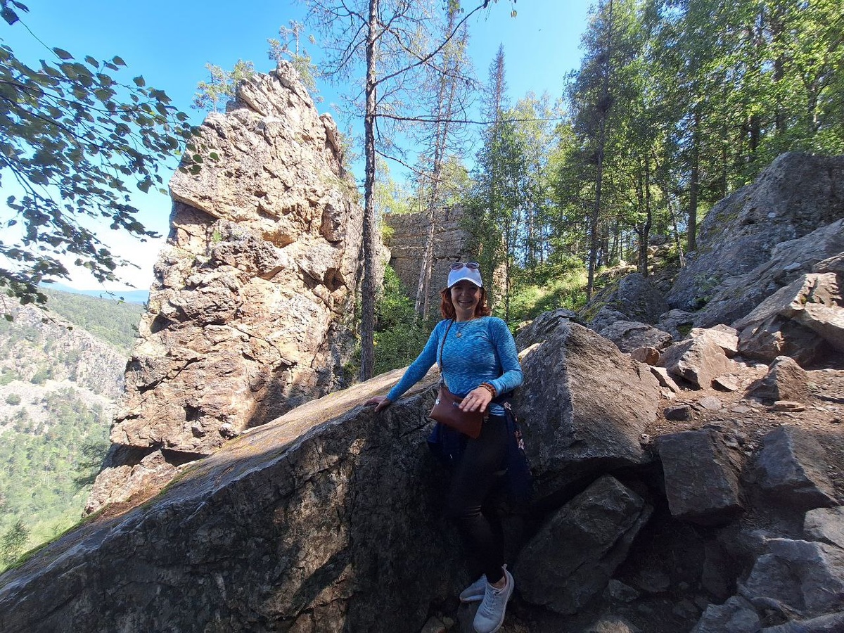 Сильная женщина никогда НЕ смотрит вниз и никогда НЕ оглядывается назад.... 