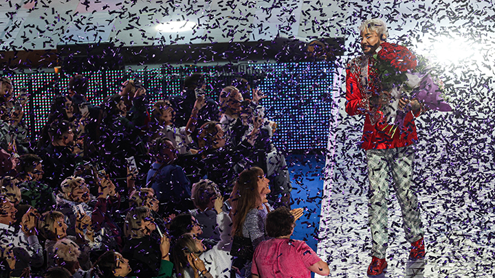    По уже сложившейся традиции певец вышел на сцену первым. Фото: Andrey Titov/Globalookpress