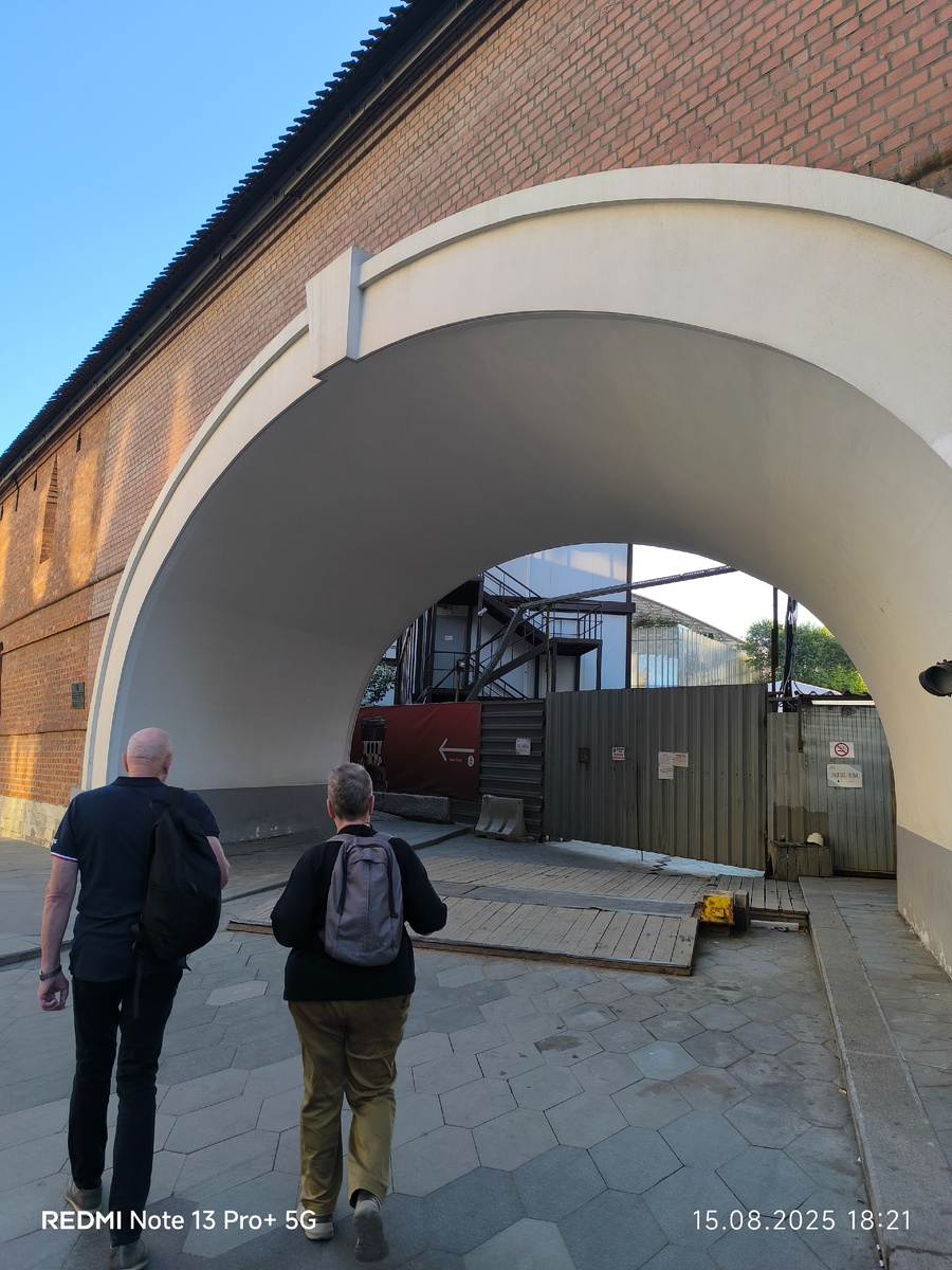 Арка куда нужно повернуть.