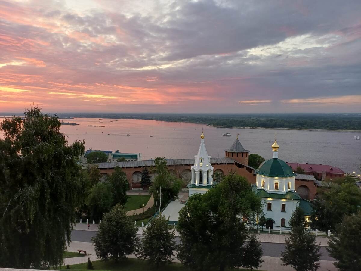 Закат на набережной в Нижнем новгороде с территории Кремля
