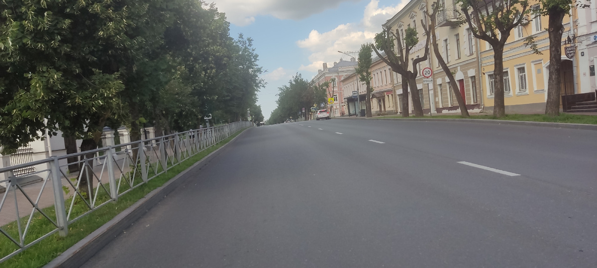 Безлюдный восточный берег Волхова.