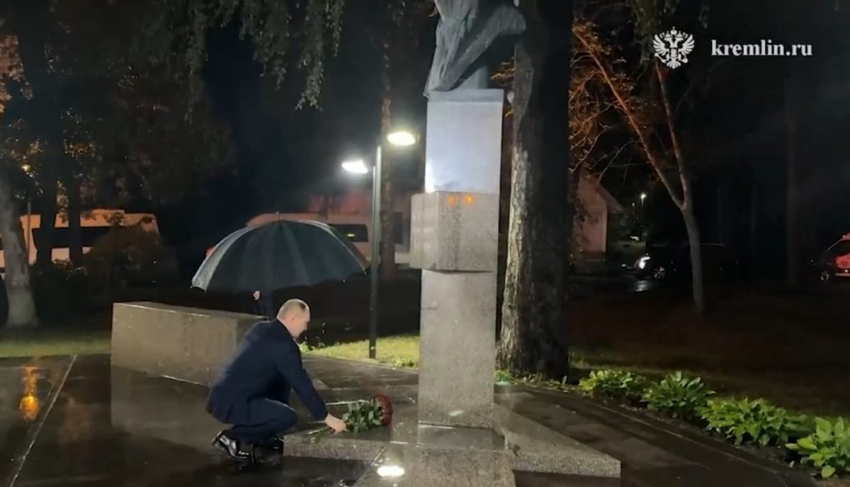    Президент возложил к монументу букет алых роз