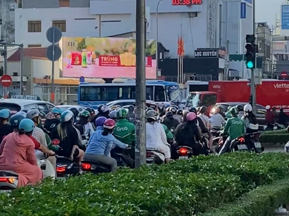 Едут кто куда, на байках вьетнамцы сильно толпятся, впереди маневры завершаю автобусы