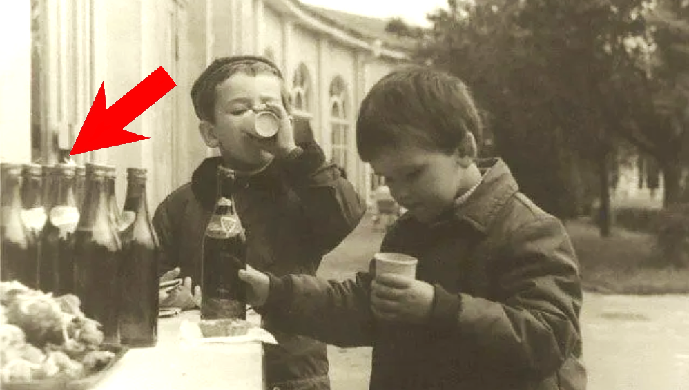 - Десятая бутылка пошла... Мне уже не лезет