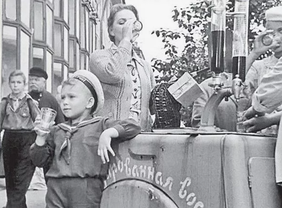 Юный морячок лакомится советским лимонадом