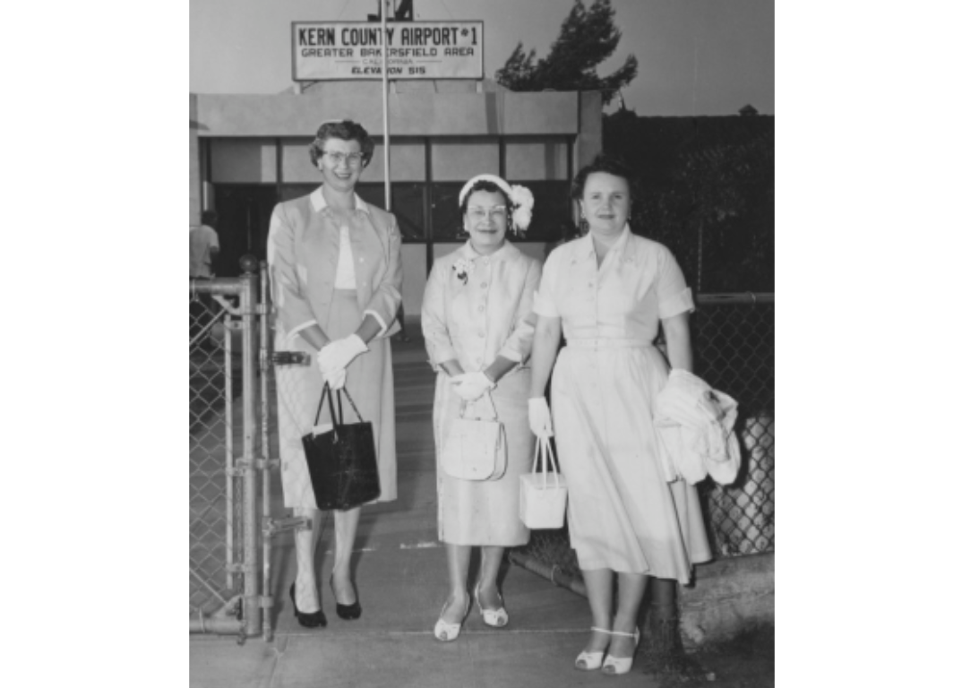 До того как Гавайи стали штатом в 1959 году, они уже были популярным туристическим направлением для американцев. На этом фото 1957 года — женщины из Клуба деловых и профессиональных женщин ждут вылета на Гавайи в аэропорту округа Керн, Калифорния.