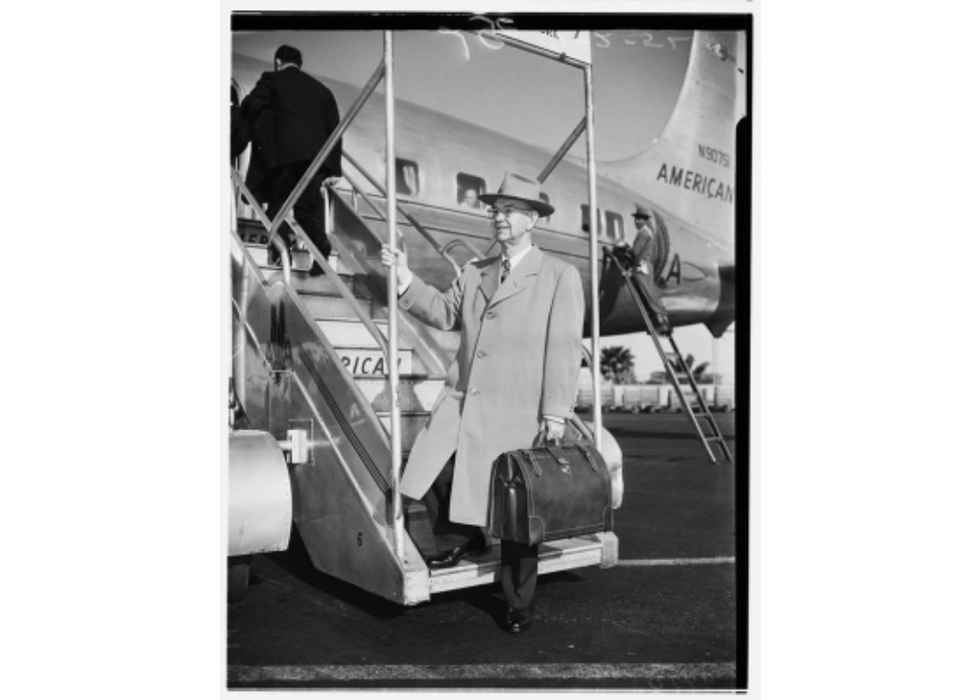 После Второй мировой войны президент Гарри Трумэн назначил Орэна Э. Лонга (на фото) территориальным губернатором Гавайев. Имея опыт работы в системе государственных школ и Департаменте социального обеспечения территории, Лонг стал одним из первых сторонников превращения Гавайев в штат.