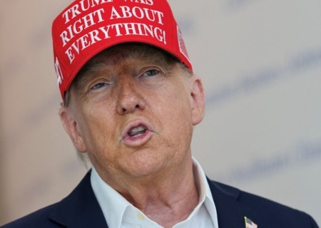    Трамп пообещал принять решение по Украине через две недели, сравнив отношения Путина с Зеленским с маслом и уксусом