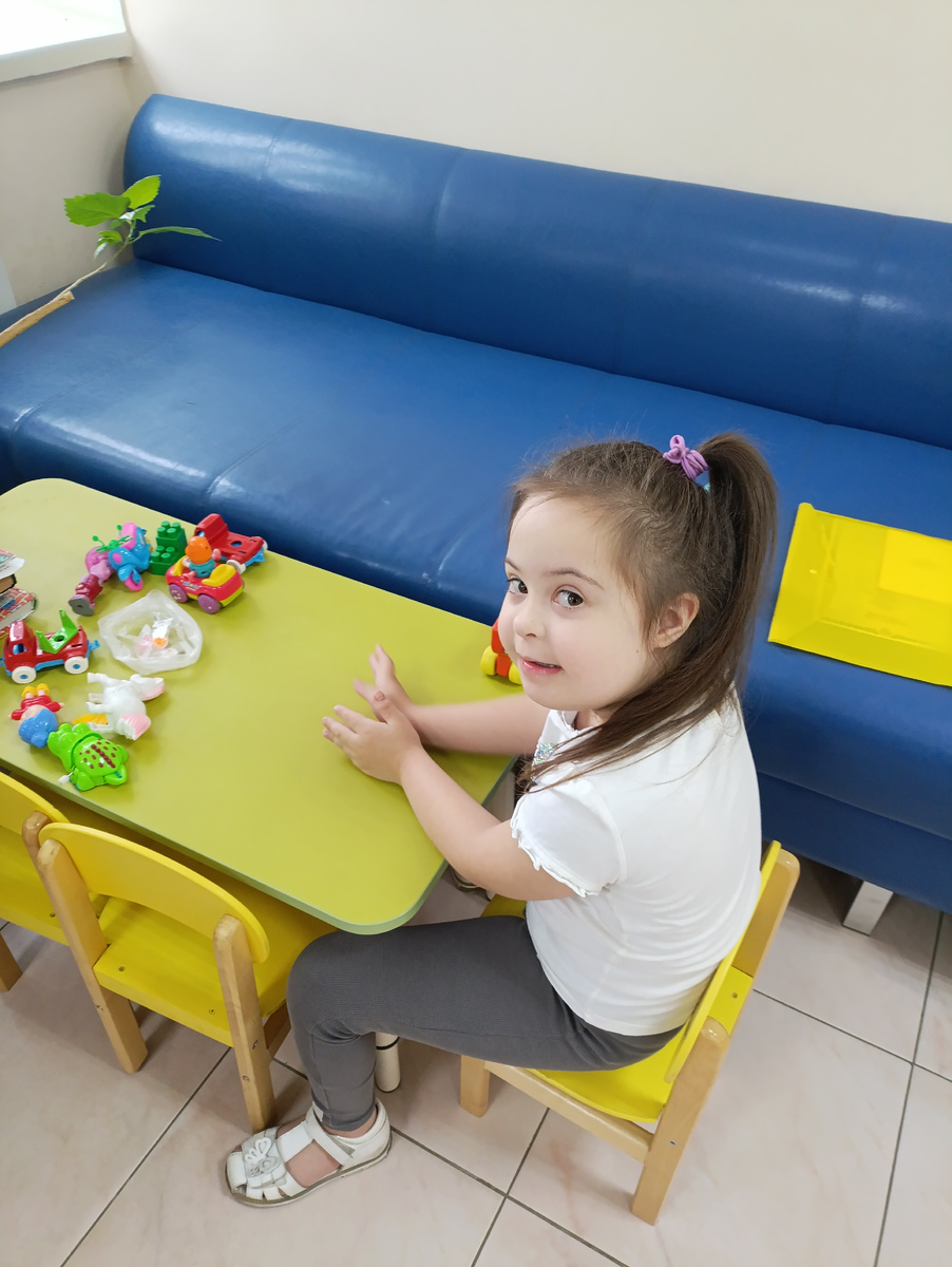 В больнице,ждём приема педиатра