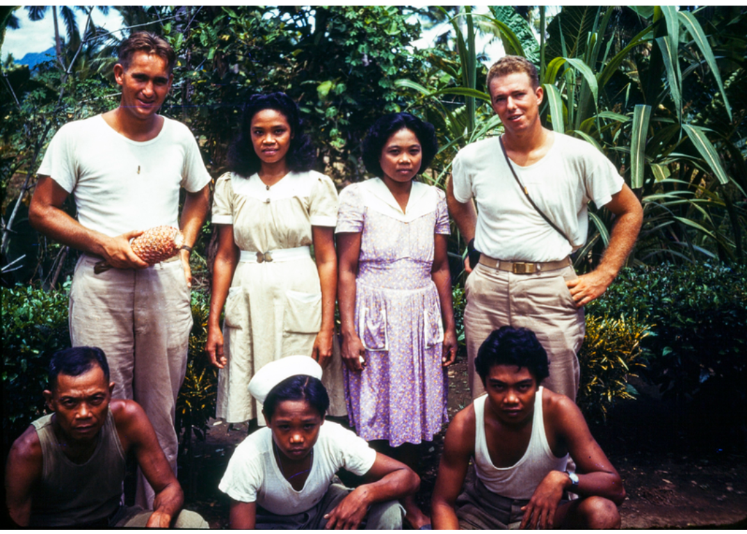 В 1945 году США освободили столицу Филиппин — Манилу — после нескольких лет японской оккупации. На этом фото двое американских военнослужащих позируют вместе с двумя филиппинками, двумя филиппинцами и мальчиком в матросской кепке.