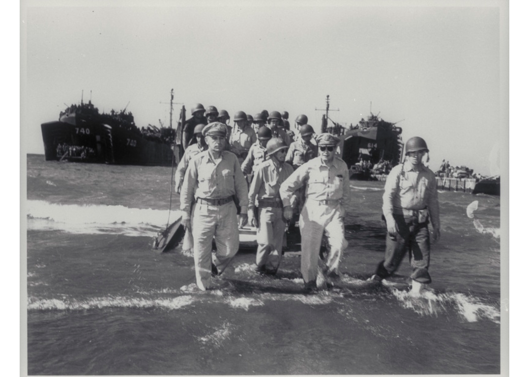 В качестве фельдмаршала Филиппинской армии генерал Дуглас Макартур (на фото) сыграл ключевую роль в Тихоокеанской кампании США во время Второй мировой войны.

В 1946 году он вернулся на Филиппины на празднование Дня независимости страны. Обращаясь к многотысячной толпе, Макартур заявил:

«Это была благожелательная власть освободителя, обещавшего уйти, как только благополучие народа будет надёжно обеспечено. Америка никогда не отступала от этой цели. Сегодня Америка выполняет своё обещание. Эта земля и этот народ, которых я так давно знаю и так глубоко люблю».