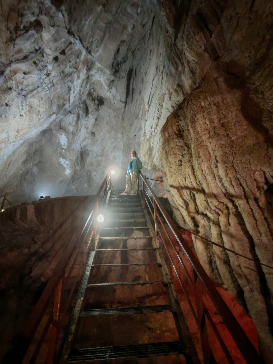 Оцените высоту сцены Эстрадного зала. Акустику мы, естественно, испробовали и заценили. Фото автора.