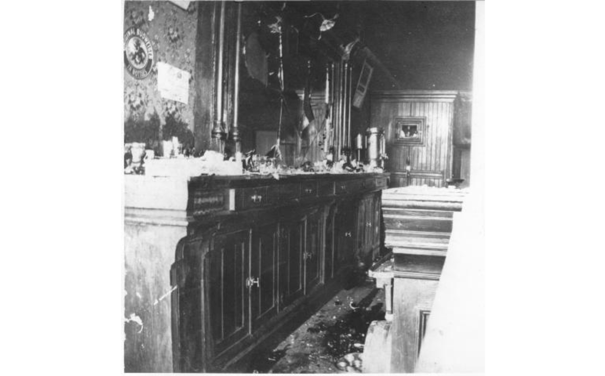 На фото — интерьер салуна в Канзасе, разгромленного радикальной активисткой движения трезвости Кэрри Нейшн.
На барной стойке и полу — осколки бутылок, а большое зеркало за стойкой разбито вдребезги.