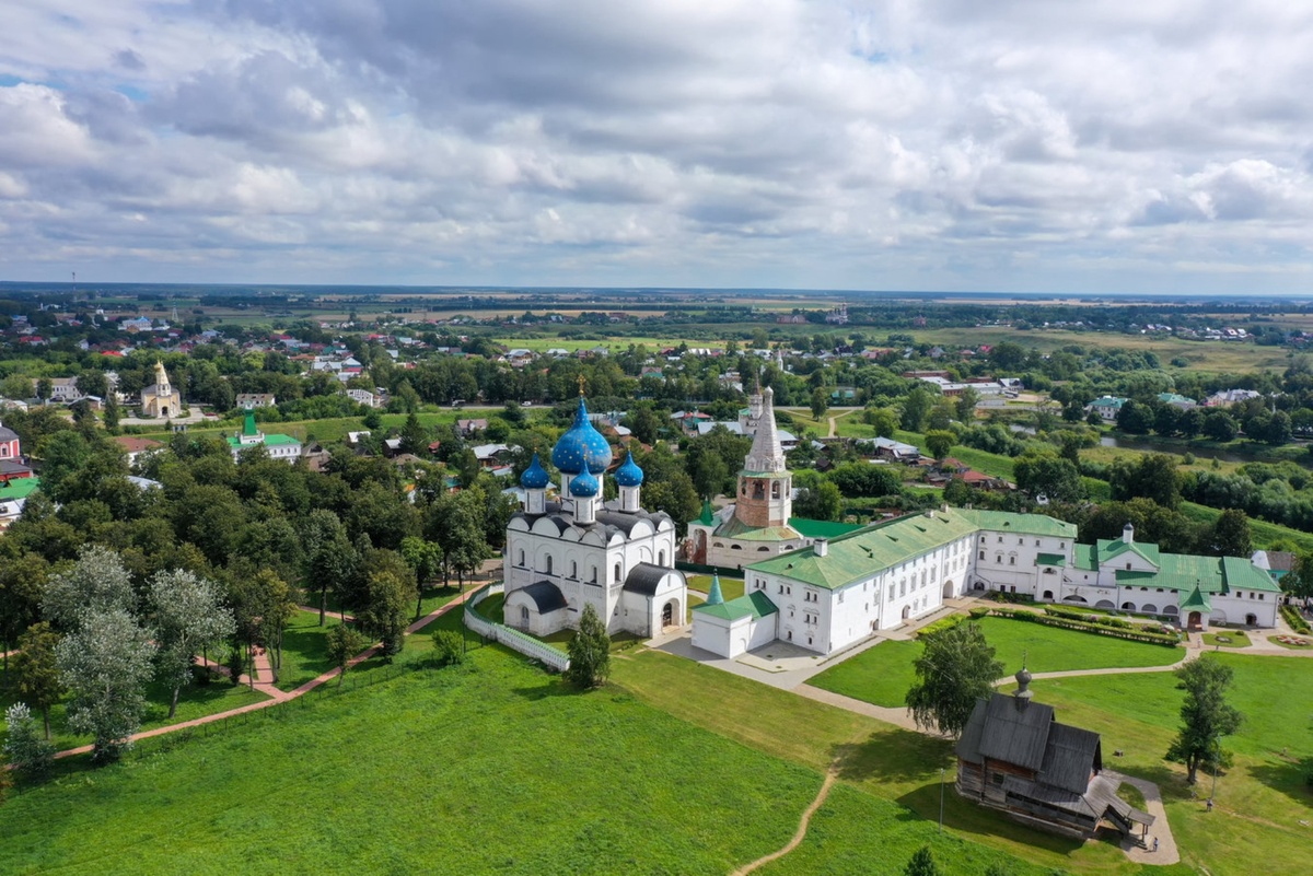 Белокаменные храмы и синие купола видно издалека. Источник фото: www.shutterstock.com